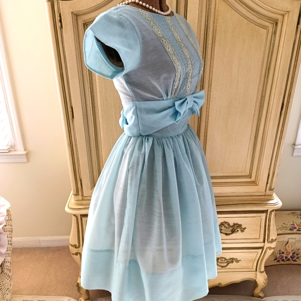 STUNNING, RARE VINTAGE 1950S PARTY DRESS WITH PINTUCKS, LACE AND CRINOLINE! - Picture 5 of 15
